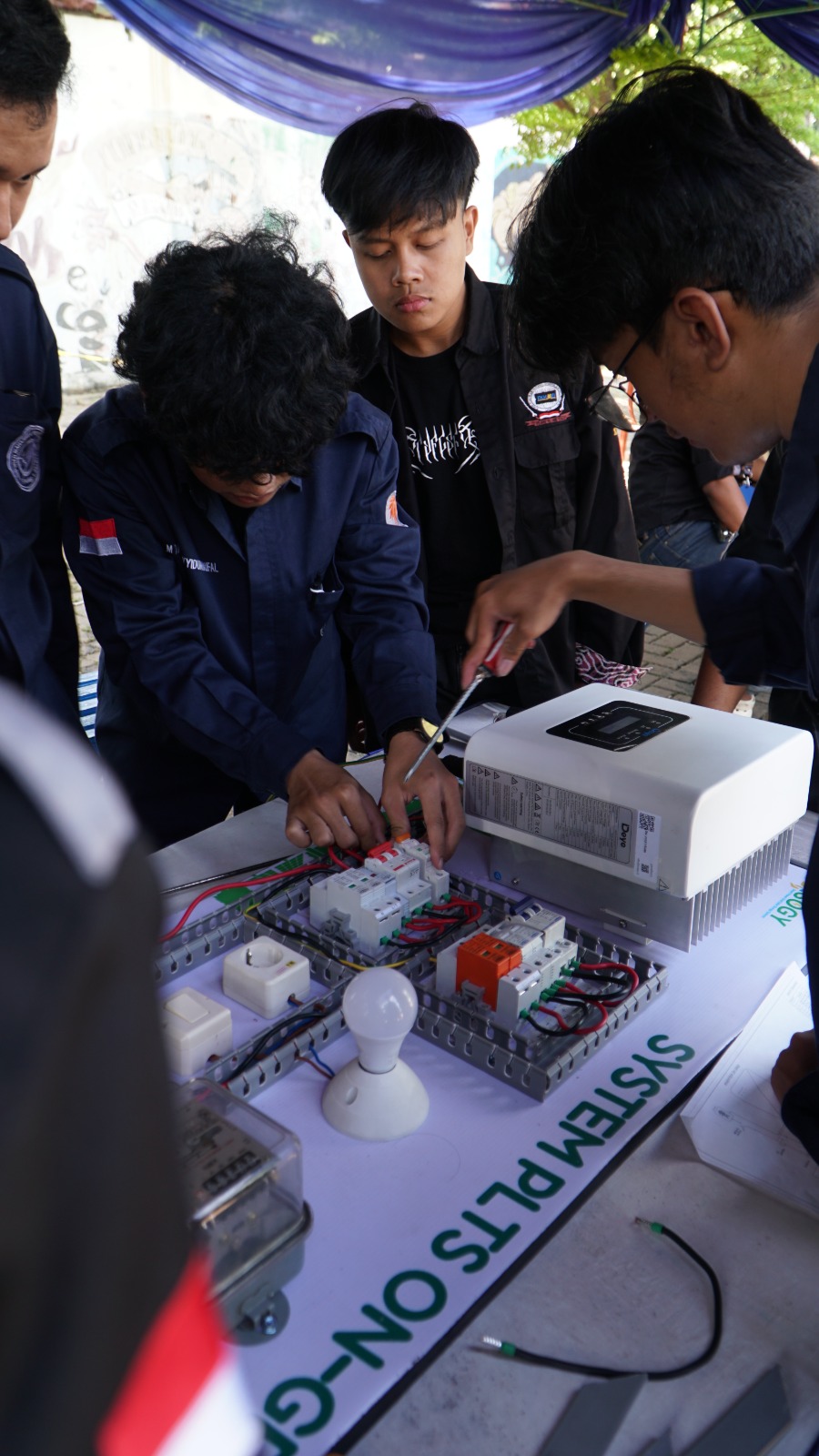 Perakitan PLTS ON-GRID sesi Siang